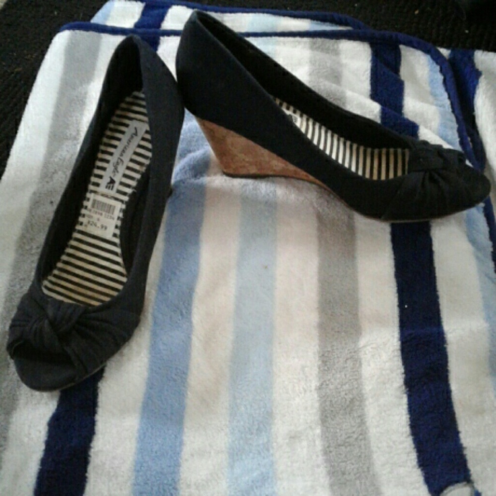 black wedges